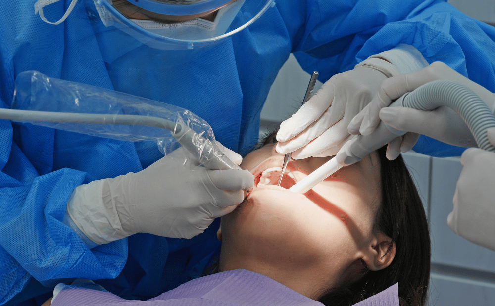 骨が少なくてもインプラント治療ができる最新の方法